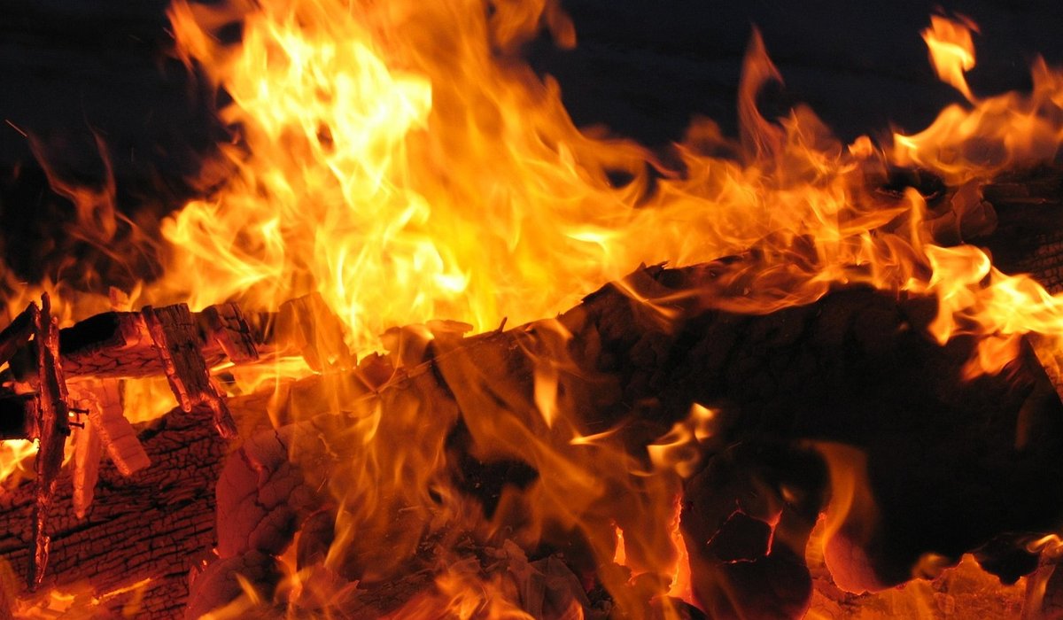 Extinguishing Campfires Safely Without Leaving Trace
