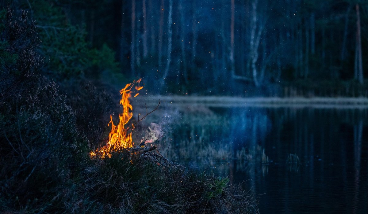 Hearth Spirits in Old English Household Stories